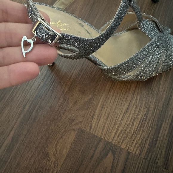 Gray/peuter rhinestone heels. - Picture 3 of 4